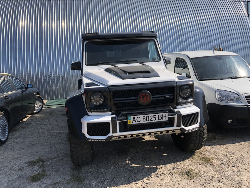Змінив ґрати, льоди та фари в mercedes w463 6x6 brabus g700 1