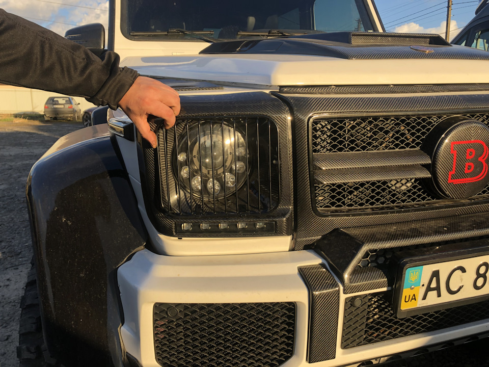 Приміряємо захист фар на наш mercedes w463 6x6 brabus g700 2