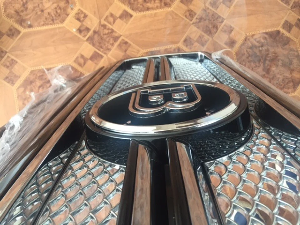 Встановлення значка Brabus у ґрати mercedes w463 gelandewagen