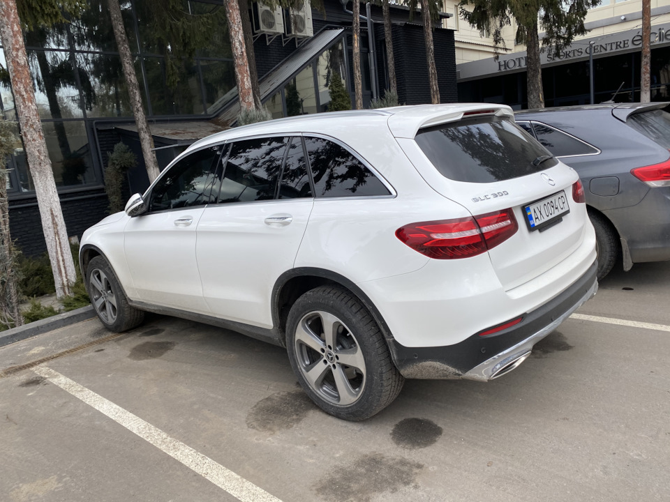 Порівняння та вибір між Mercedes-Benz GLC та Lexus RX350 2