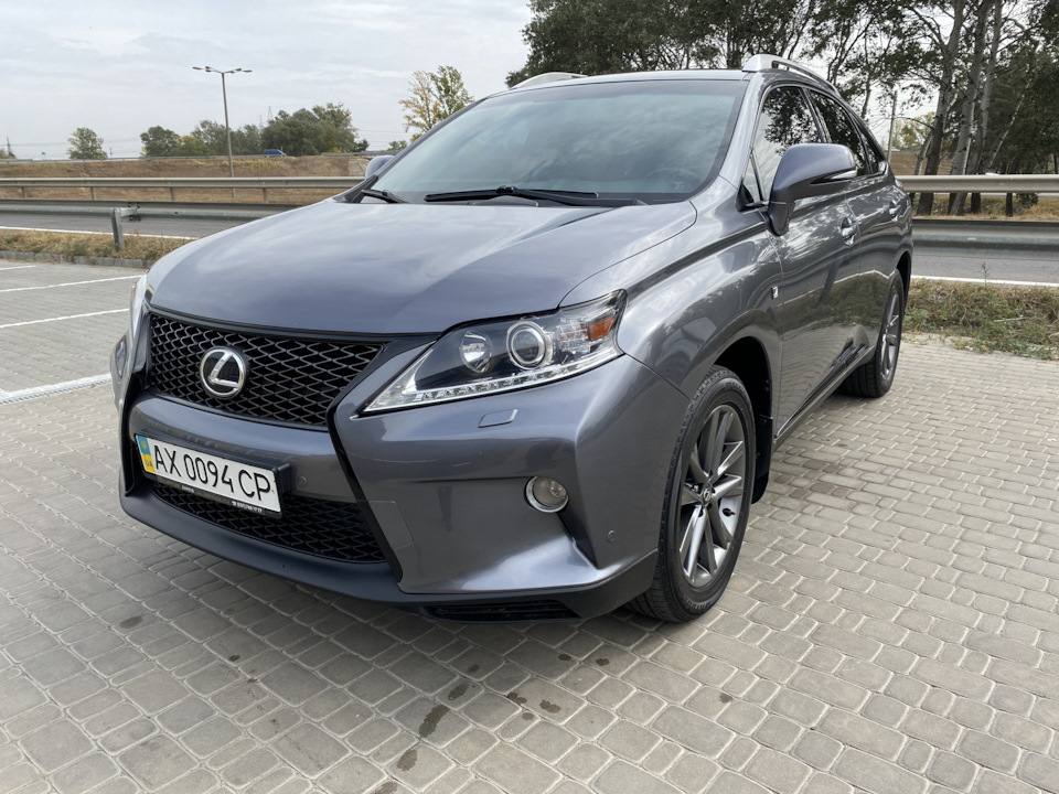 Порівняння та вибір між Mercedes-Benz GLC та Lexus RX350 3