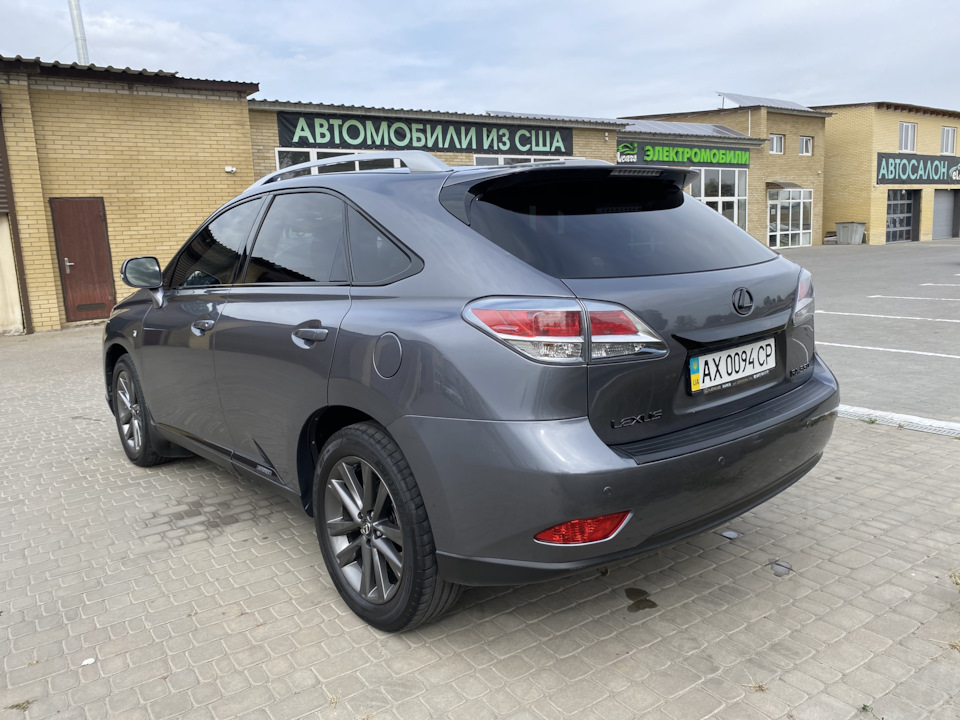 Порівняння та вибір між Mercedes-Benz GLC та Lexus RX350 4