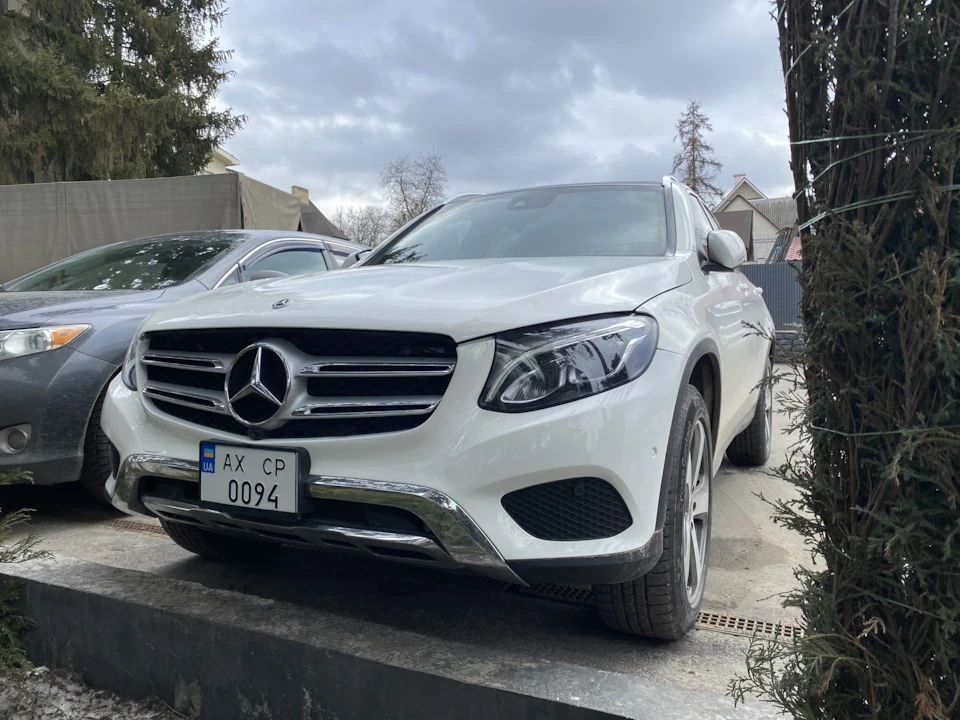 Порівняння та вибір між Mercedes-Benz GLC та Lexus RX350