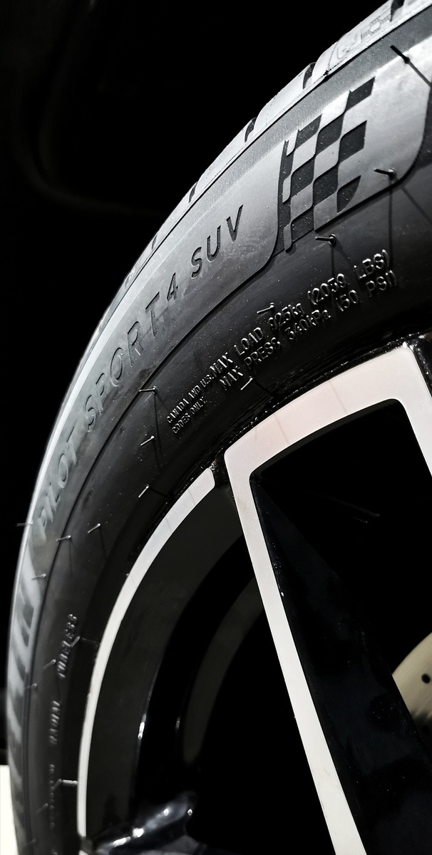 Скільки важить Michelin Pilot Sport 4 SUV 1
