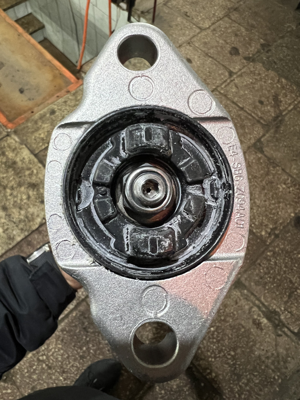Бубонення задньої підвіски. Заміна задніх амортизаторів на Bilstein 4