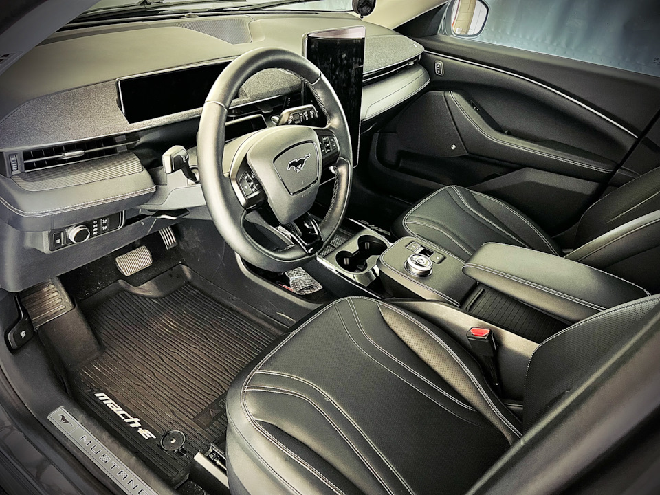 Порівняння Mercedes GLC та Mustang Mach-e 5