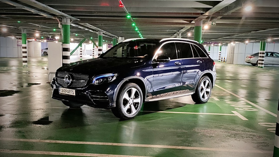 Порівняння Mercedes GLC та Mustang Mach-e 1
