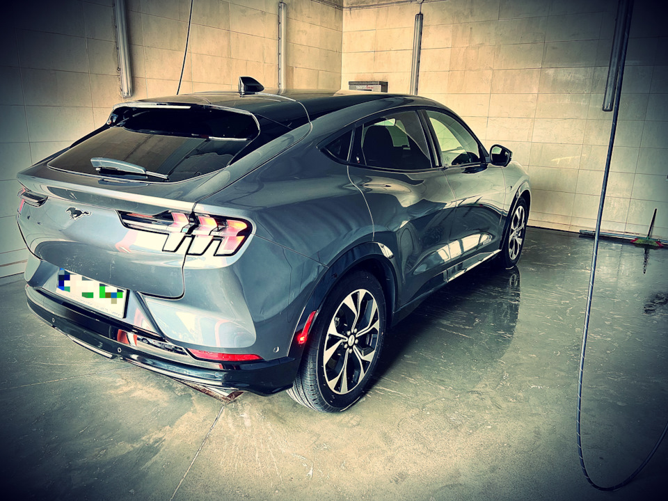Порівняння Mercedes GLC та Mustang Mach-e 4