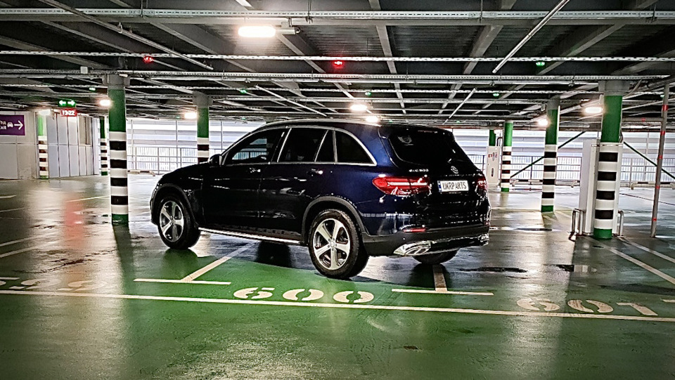 Порівняння Mercedes GLC та Mustang Mach-e 2
