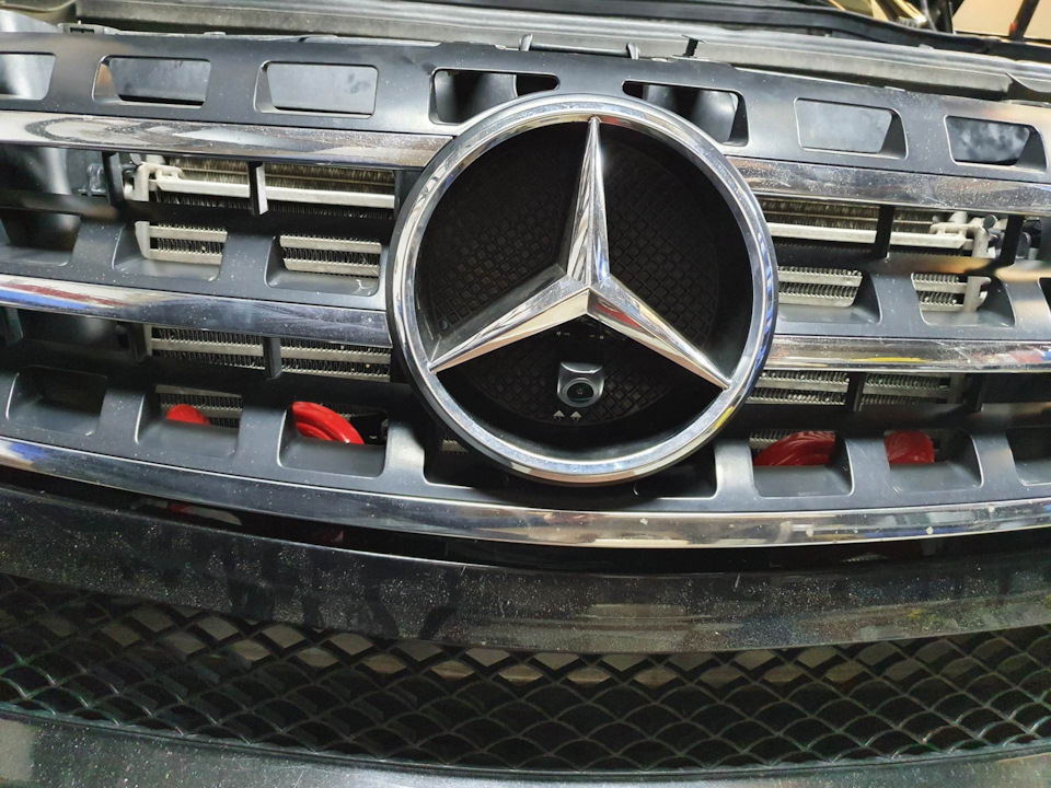 Встановлення передньої камери на Mercedes ML W164 3