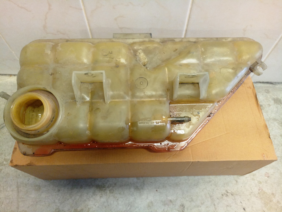 Розширювальний бачок рідини, що охолоджує 2