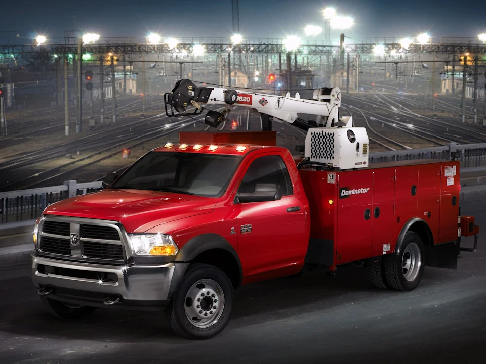 А чи не піти в машиністи безбашенного крана? Dodge Ram 1500.