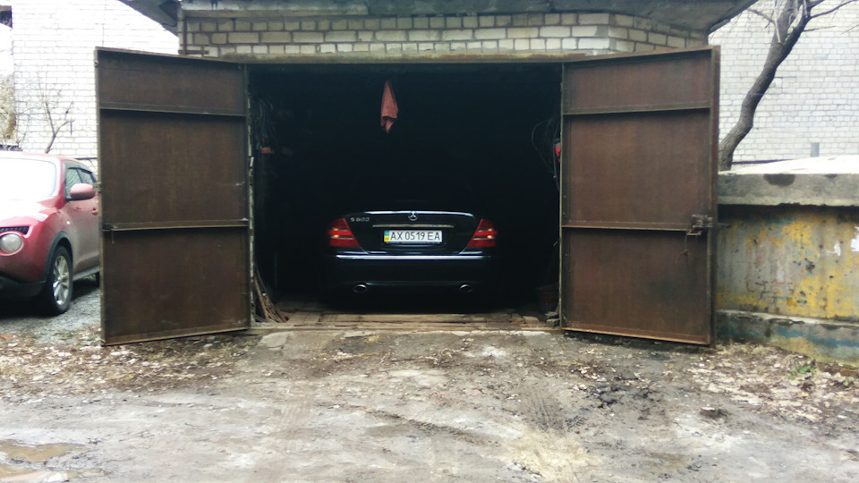 Не знайшов куди вкрутити саморіз і гума в балонах скінчилася, зате забрав мийку і аж сам помив машину)) 2