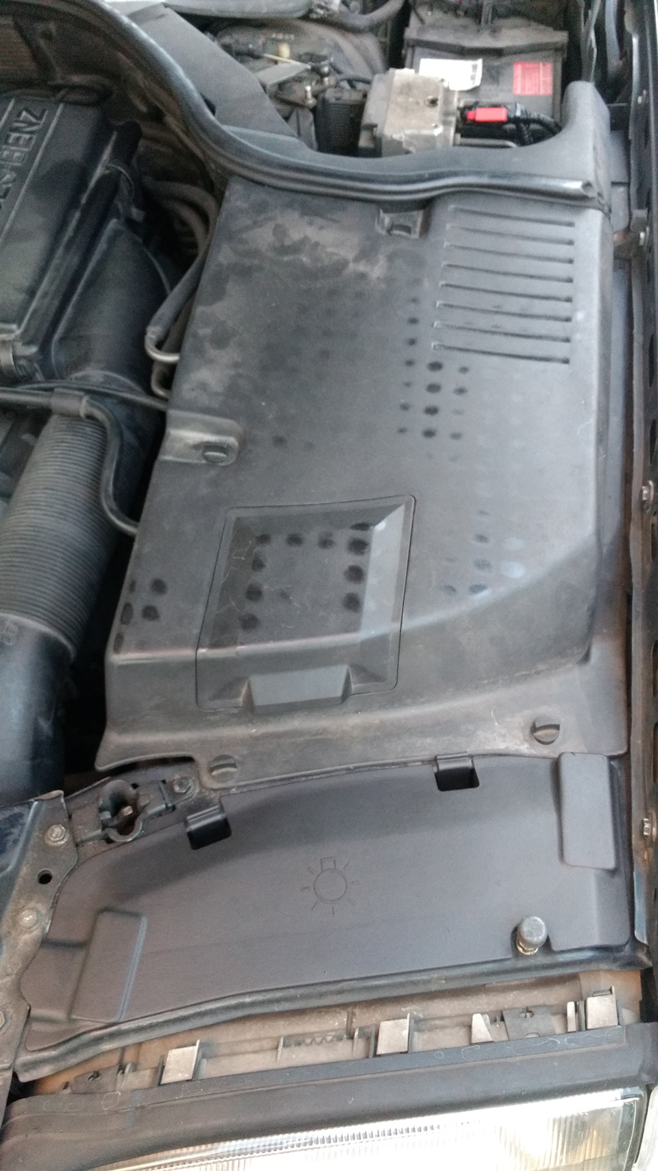 W140 фарбування пластику моторного відсіку 4
