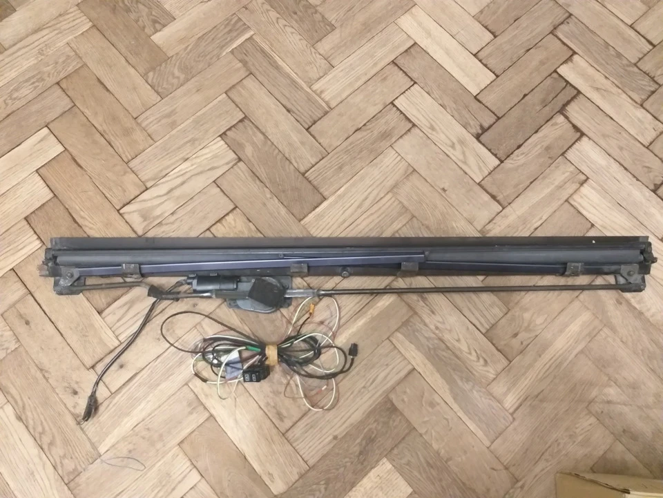 Задня сонцезахисна шторка.