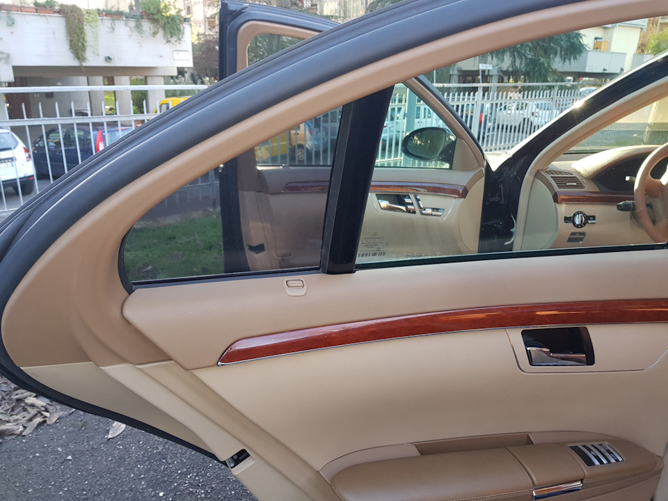 Ремонт розбитого скла задніх дверей W221 4