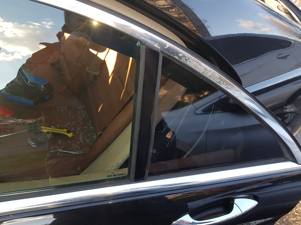 Ремонт розбитого скла задніх дверей W221 5