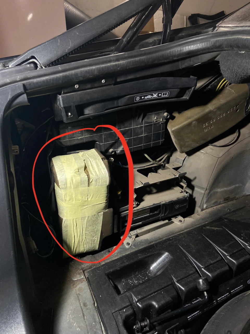 Що за блок у багажнику з лівого боку?