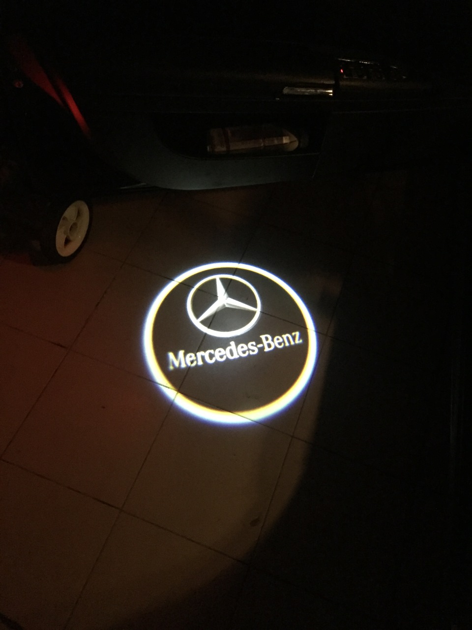 підсвічування з логотипом Mercedes 1