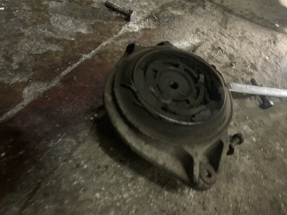 Заміна подушок під двигуном Mercedes W140 2