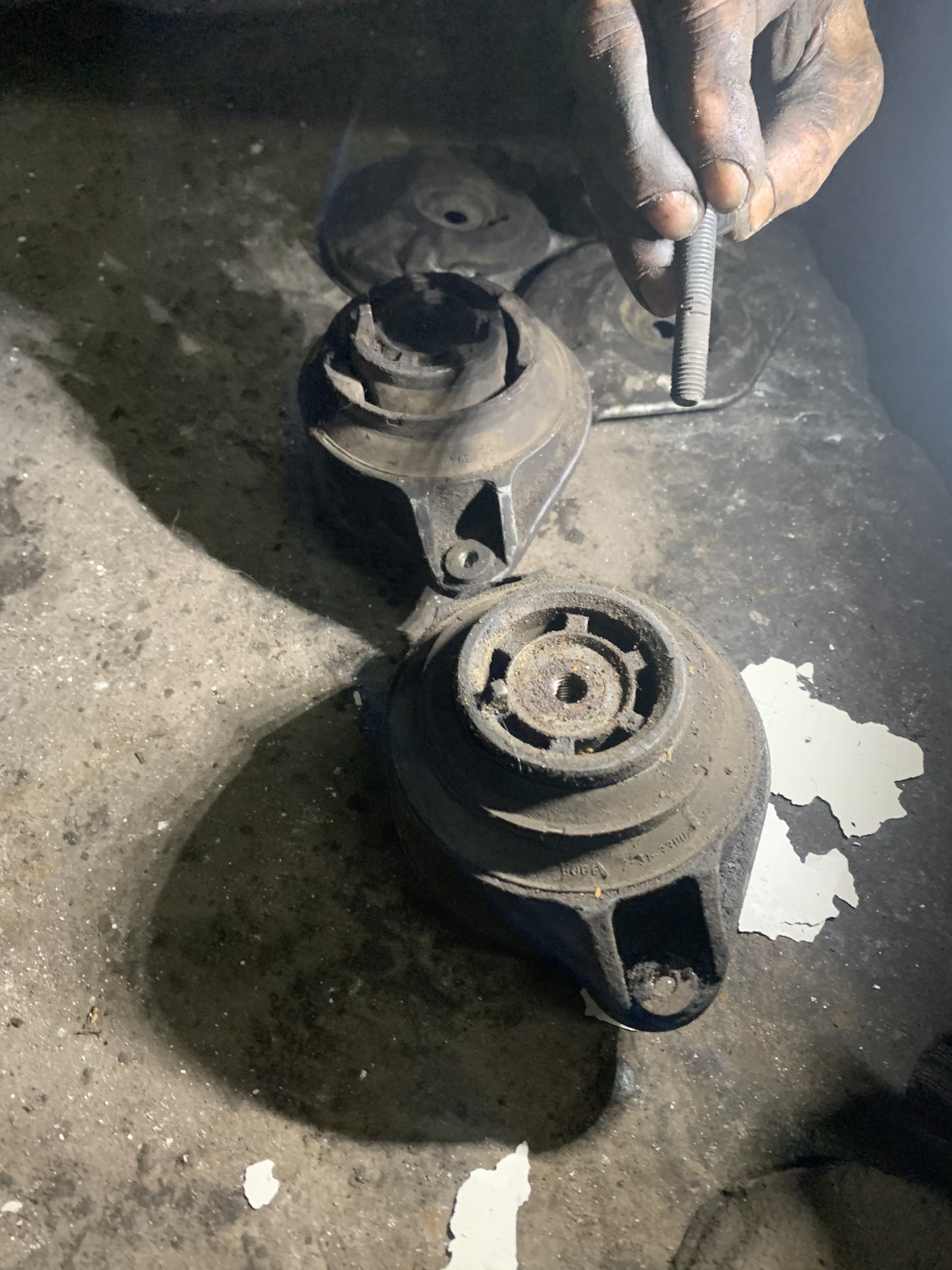 Заміна подушок під двигуном Mercedes W140 3