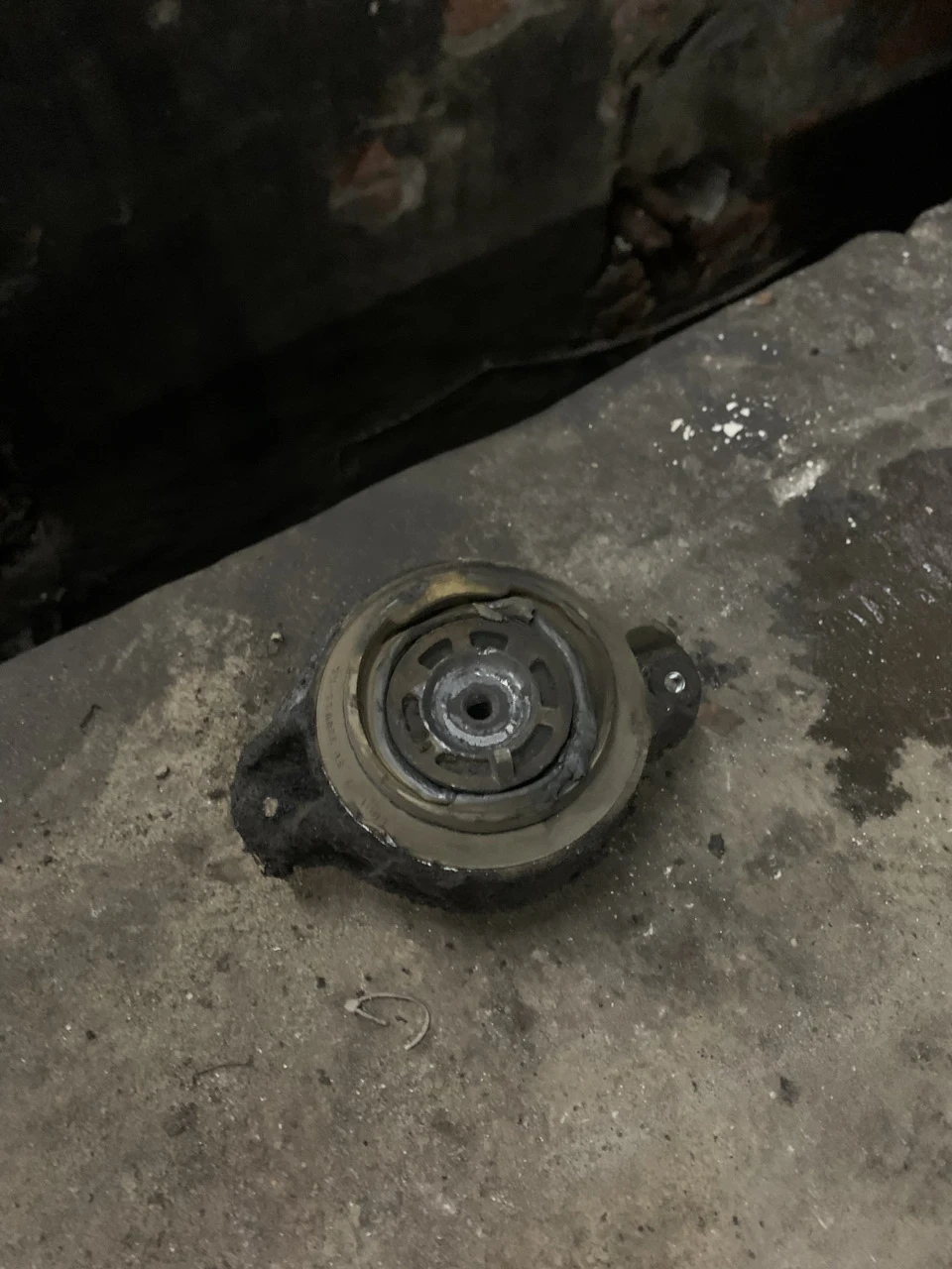 Заміна подушок під двигуном Mercedes W140