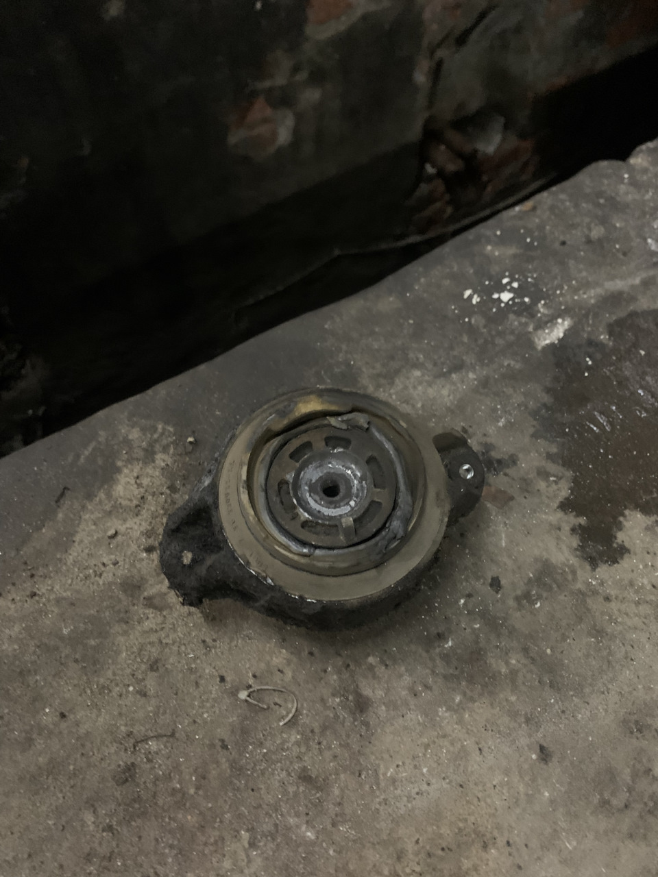 Заміна подушок під двигуном Mercedes W140 1