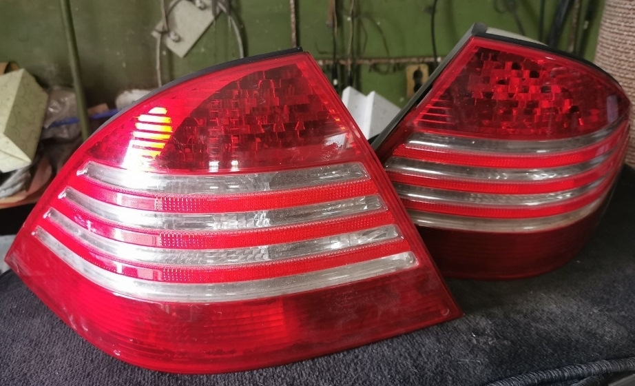 Рестайлінгові задні ліхтарі MB w220 } 1