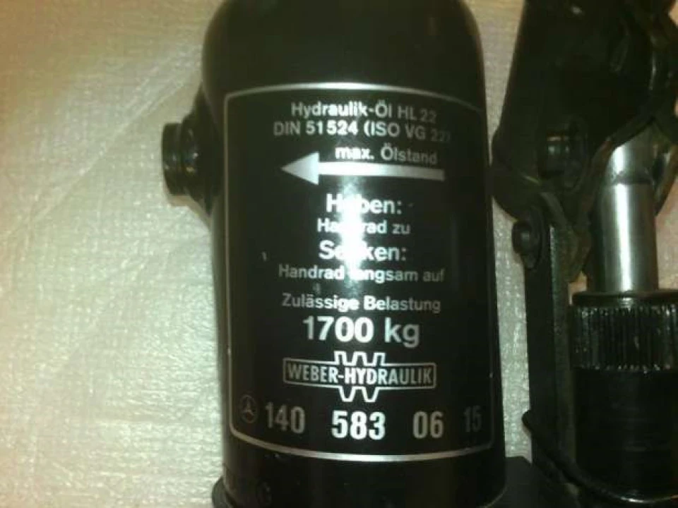 Гідро домкрат на W140? Опція чи як?