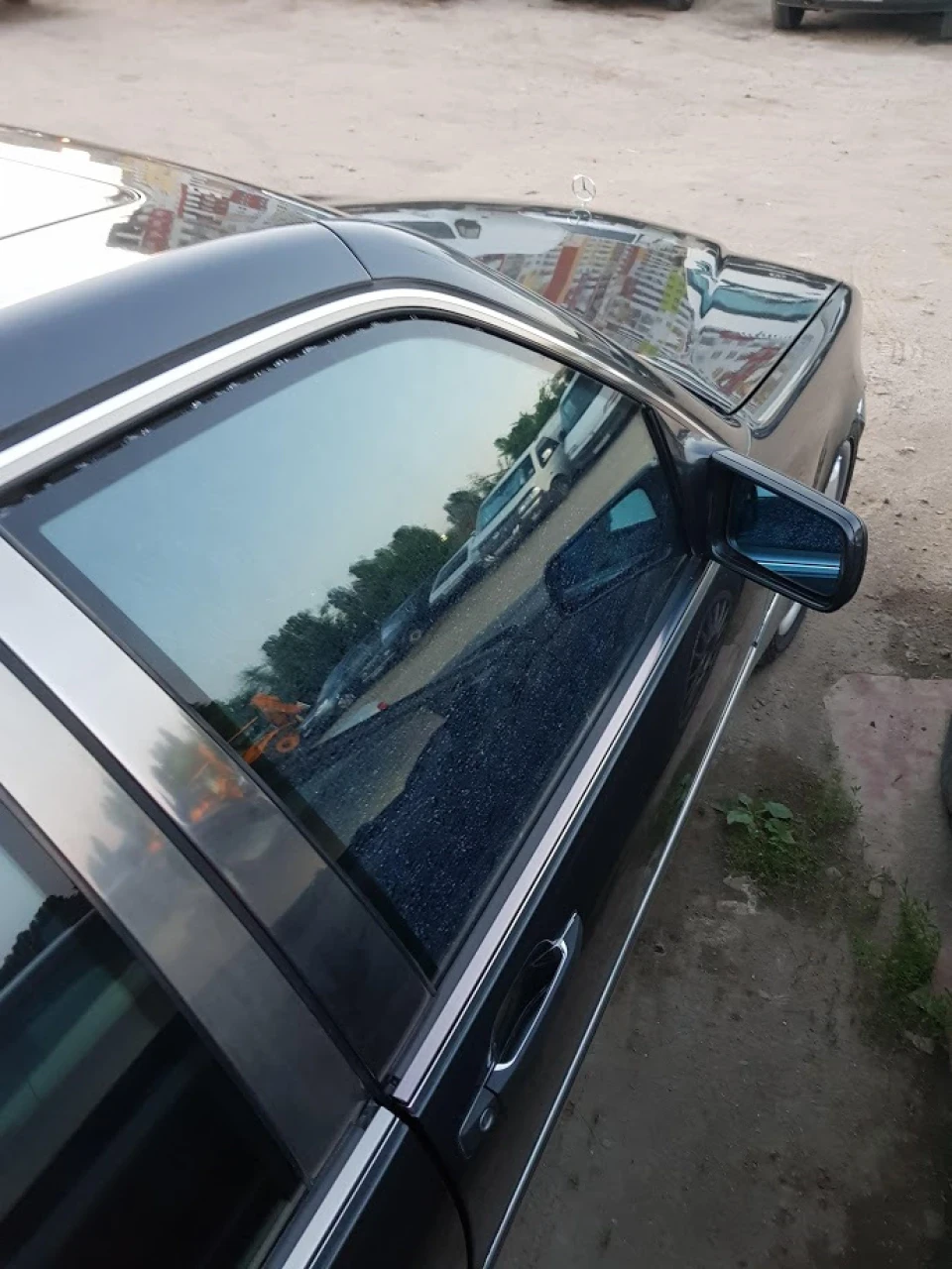 Перша поломка W140 - бічне скло