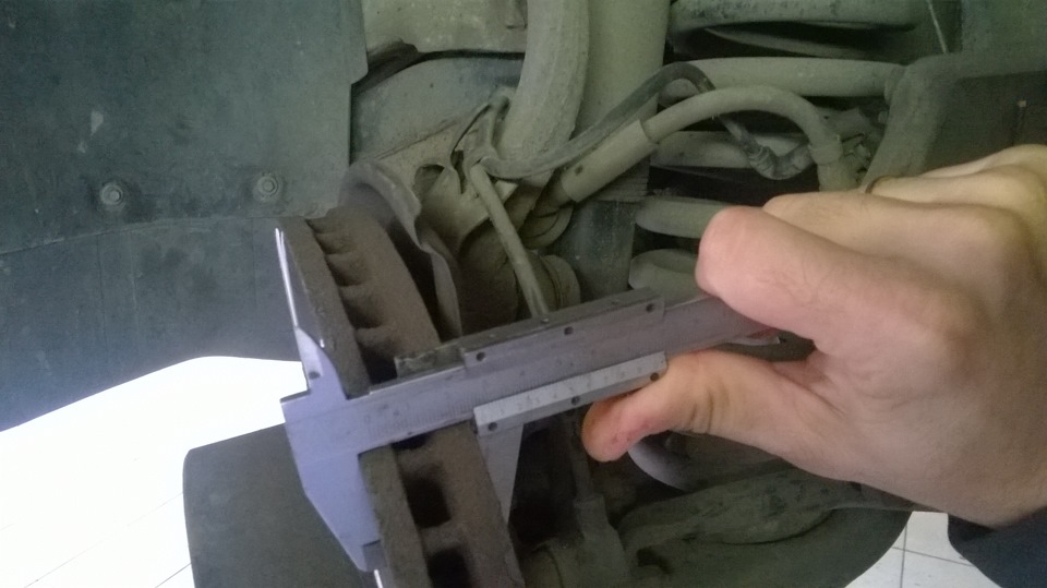 Проточка гальмівних дисків на маточині автомобіля 5
