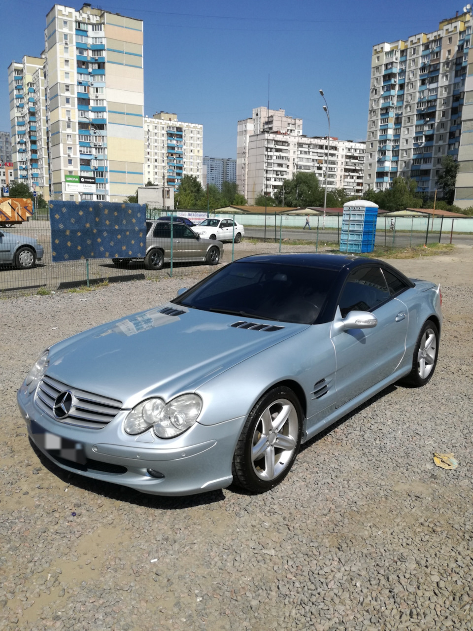 Мерсі виїхала з гаража. 3