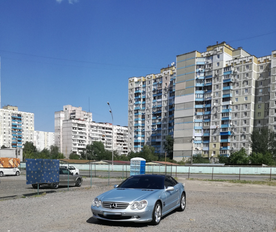 Мерсі виїхала з гаража. 1