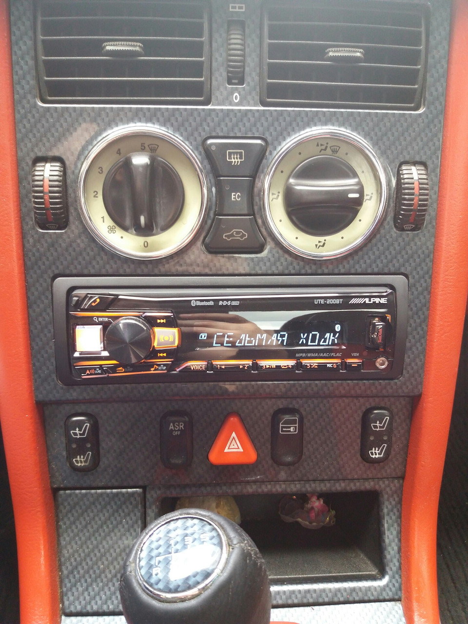 Alpine UTE-200BT 1