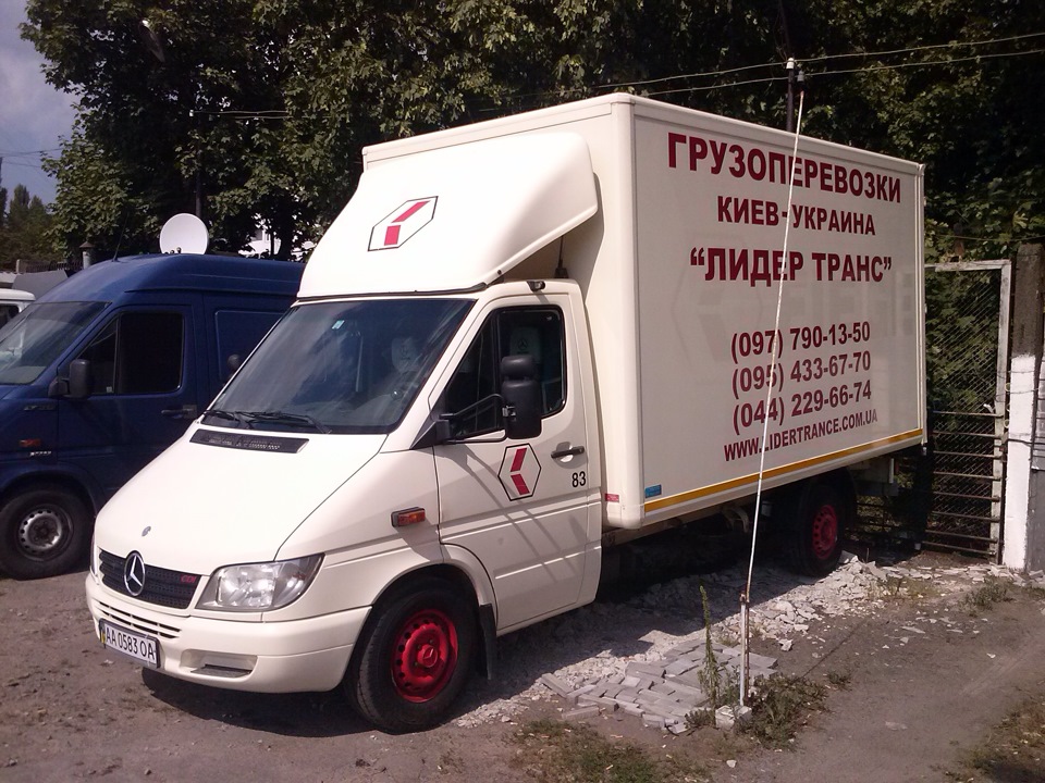 Обклеїв рекламою. 3