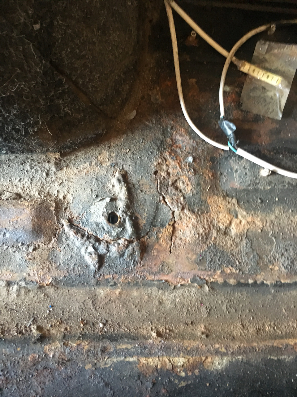 Перестелив підлогу, хімчистка сидінь та карт 4