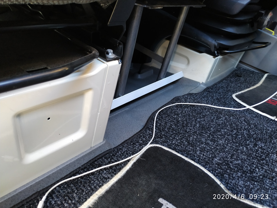 Встановлення третього сидіння (столика) в кабіну 3