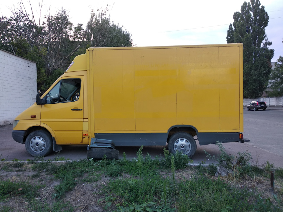 Зняв брендування 2