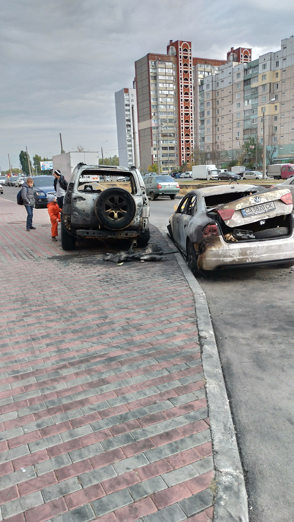 Не ставте машини на тротуари пані та панове! 2