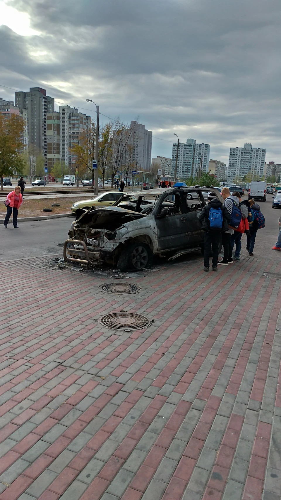 Не ставте машини на тротуари пані та панове!
