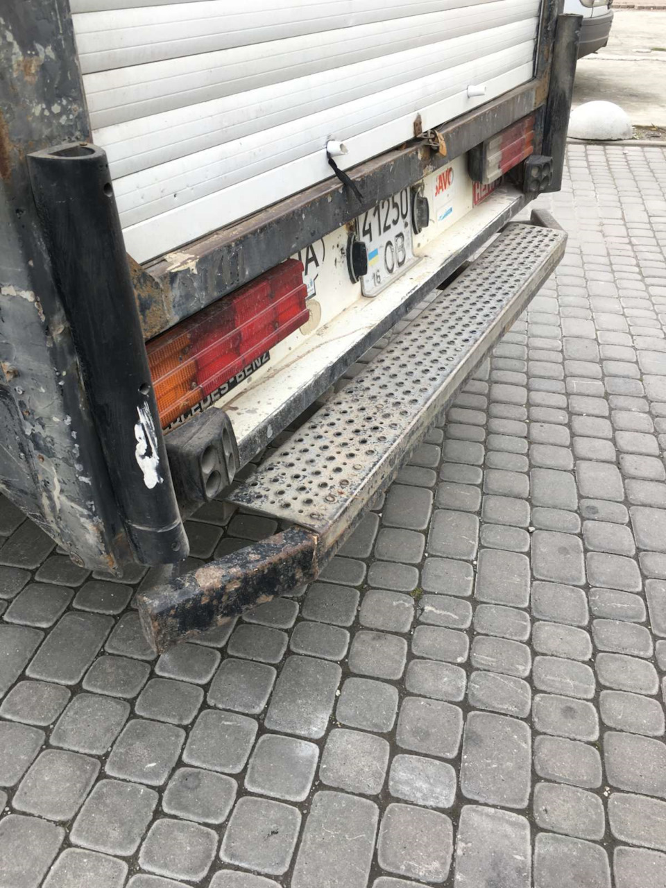 Сильна підніжка та фаркоп. 2