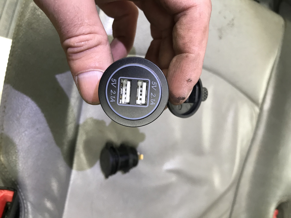 USB заряджання для пасажирів середнього ряду. 2