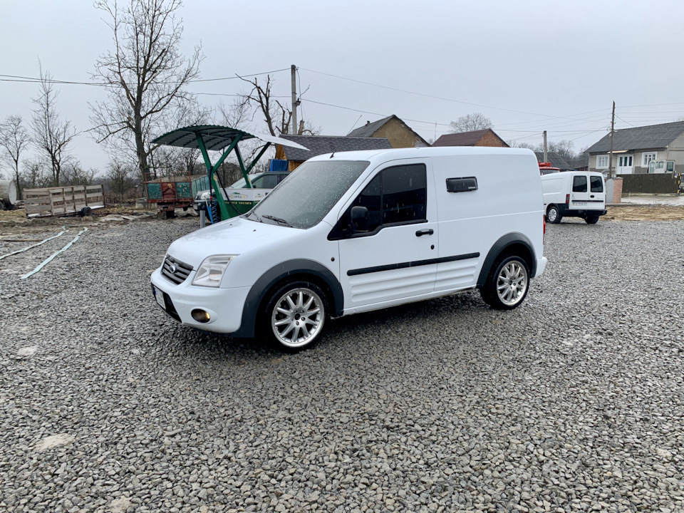 ДТП. І новий автомобіль точніше 2 автомобілі 2