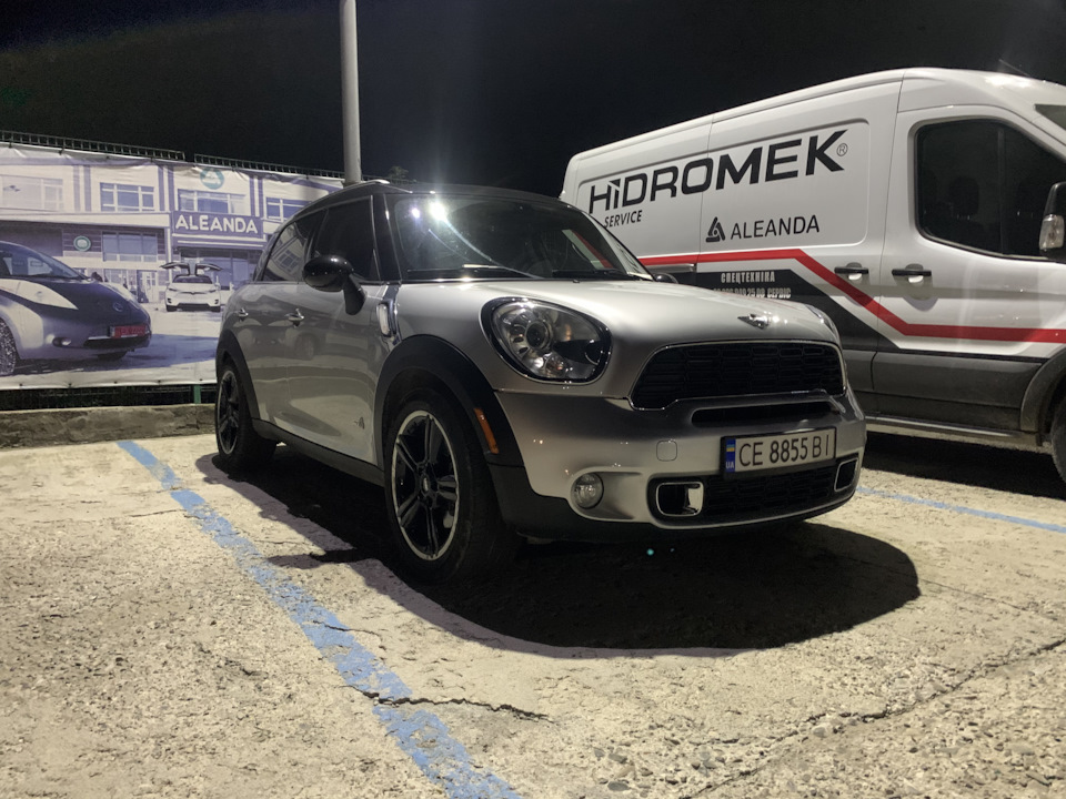 ДТП. І новий автомобіль точніше 2 автомобілі 3