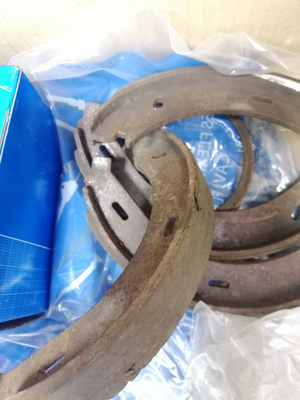 Заміна щитків задніх гальмівних дисків, гальмо стоянки Віто 638 2