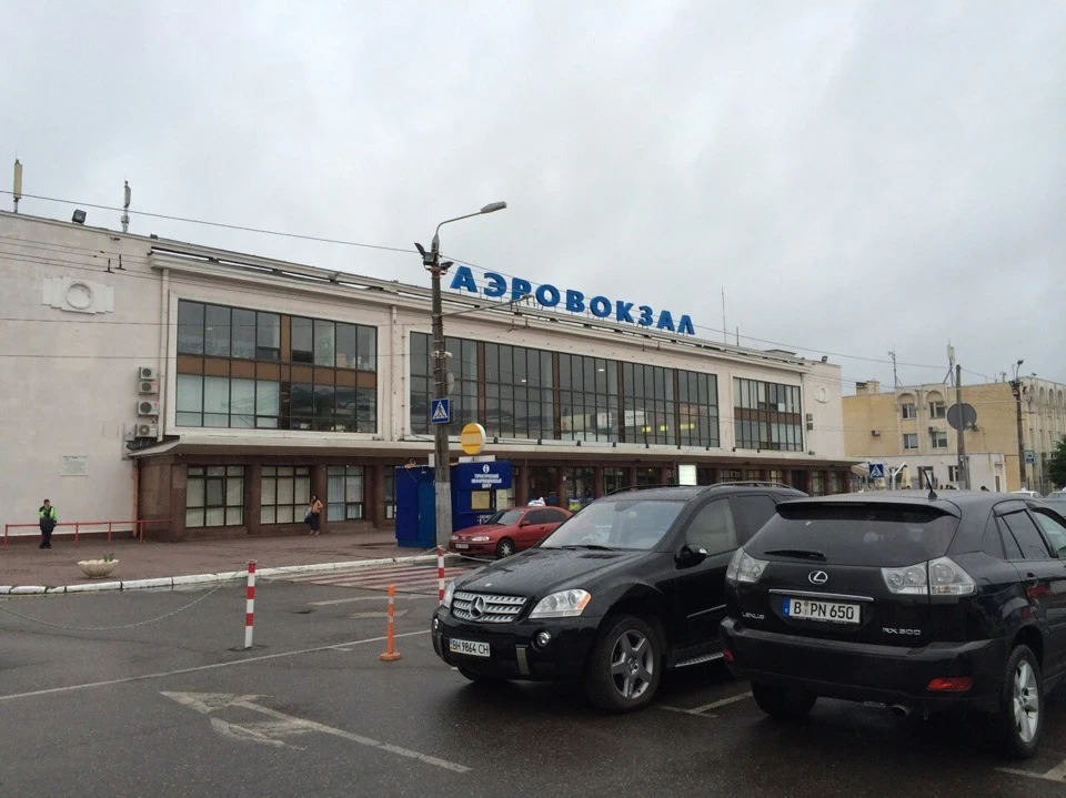 В Одесі стою в аеропорту біля чудо машини)