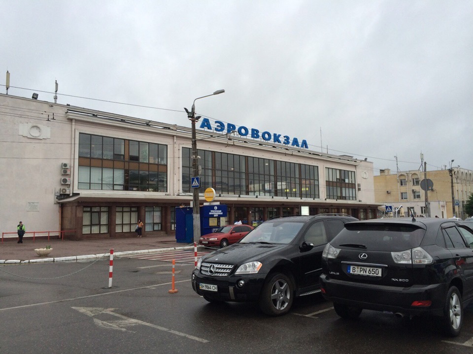 В Одесі стою в аеропорту біля чудо машини) 1