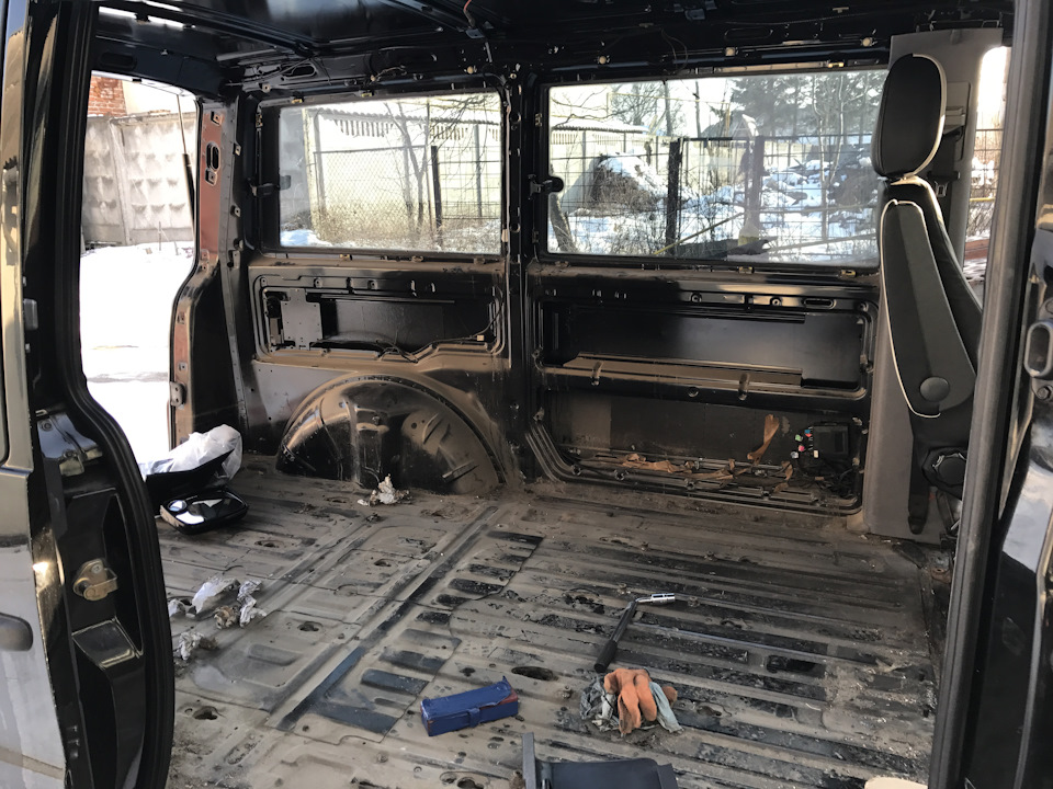 Встановлення дзеркал V-Class, розбирання салону, підготовка до фарбування! 3