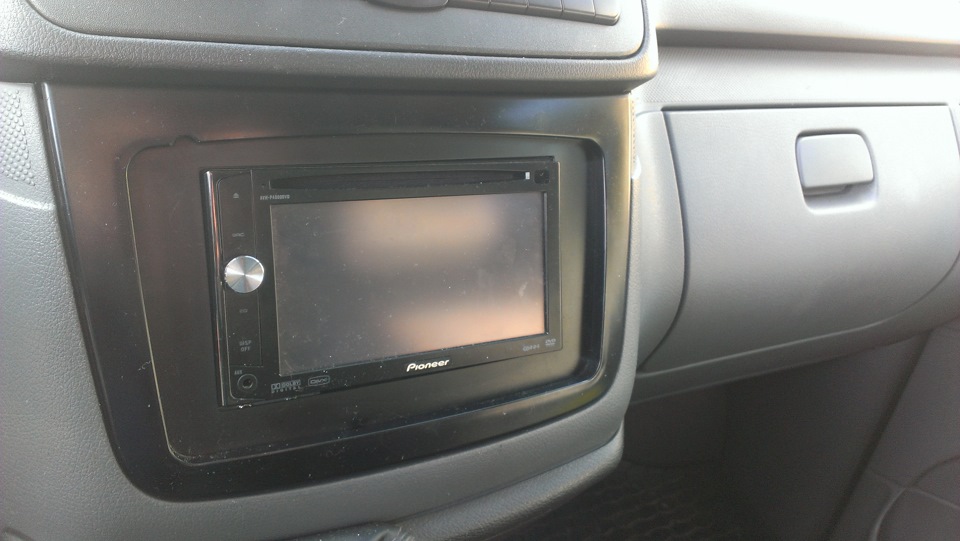 Установка PIONEER AVH-4000 та перехідної рамки для 2-DIN PIONEER 1