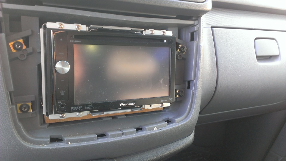 Установка PIONEER AVH-4000 та перехідної рамки для 2-DIN PIONEER 3